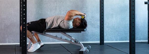 Liggende tricpesextension (lying tricep extension)