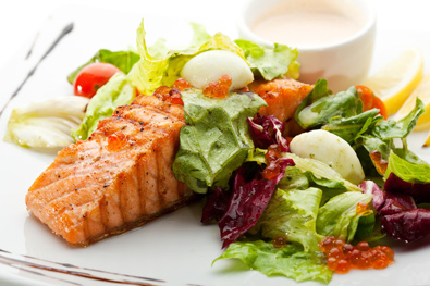 Tallerken med laks og salat Tallerken med laks og salat