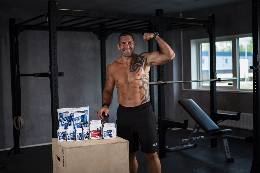 Peter Blha i trningsmilj med nogle produkter fra Core Nutrition.