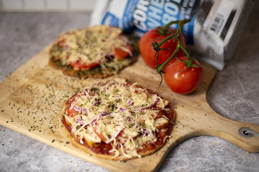 Et par proteinpizzaer ligger p et skrebrt, klar til servering.