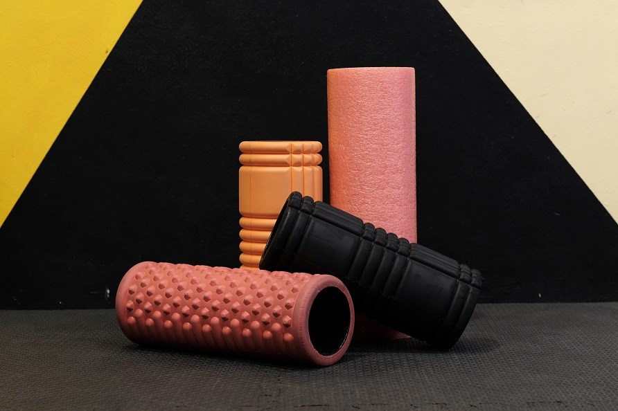 Fire forskellige foam rollers p gymnastikmtte.