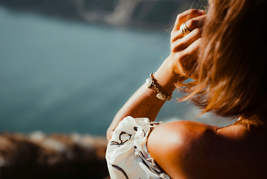 Solbrun kvinde, der st�r i solen