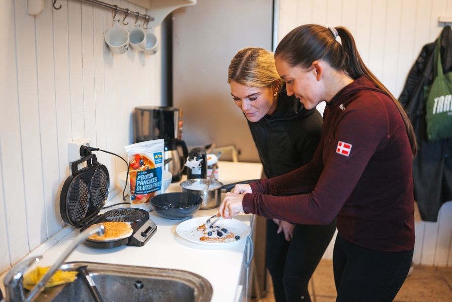 Rasmine og Cathrine Laudrup Dufour str i et kkken og laver proteinvaffler med nutellaskum.