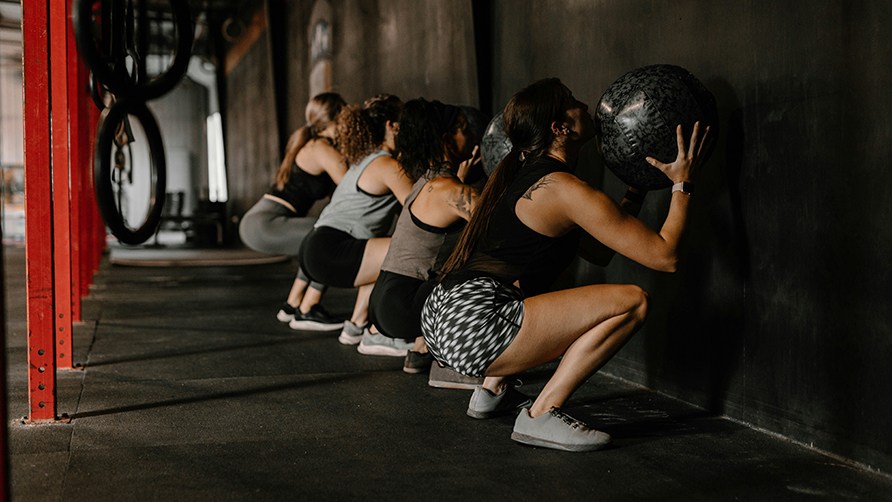 Nogle kvinder der udf�rer wall balls.