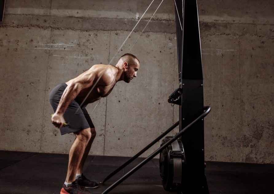 En mand der trner i et fitnesscenter.