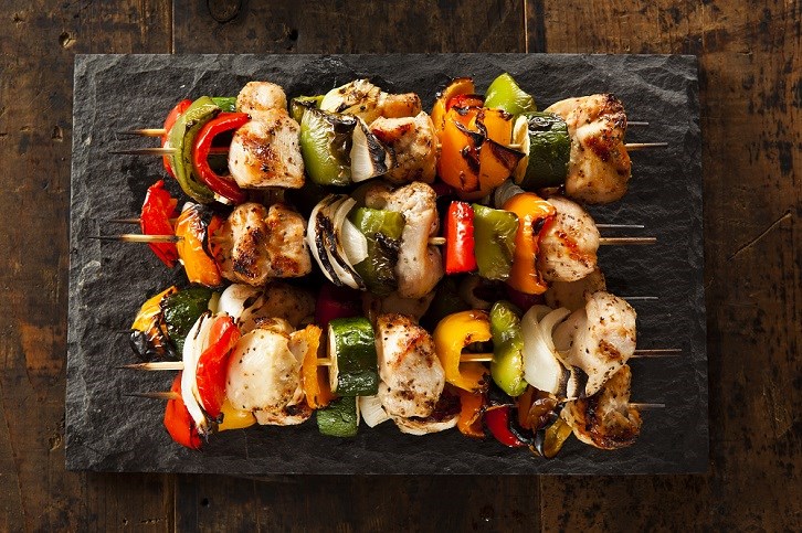 Grillspyd p et skrebrt.