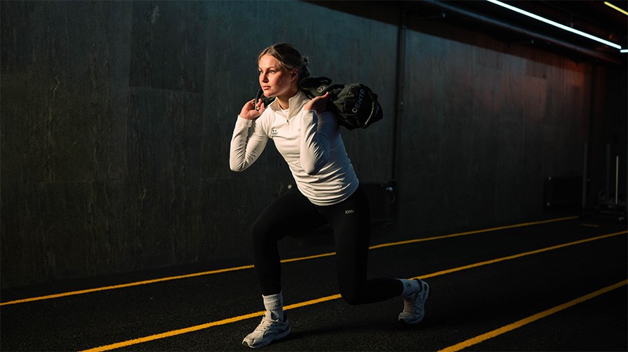 Johanna Svedberg laver lunges til Hyrox-træning.