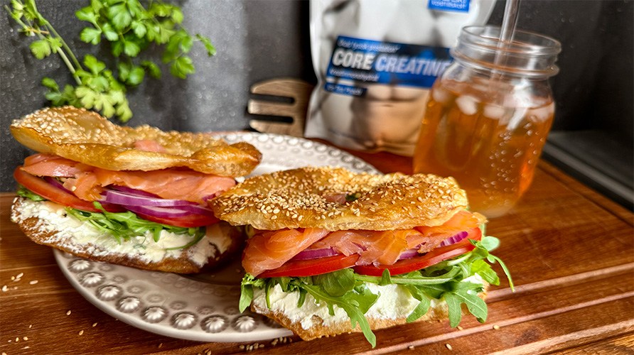 Proteinbagels serveret med fyld.