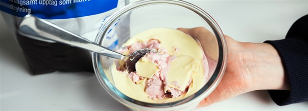 Kaseinbudding med hindb�r og hvid chokolade