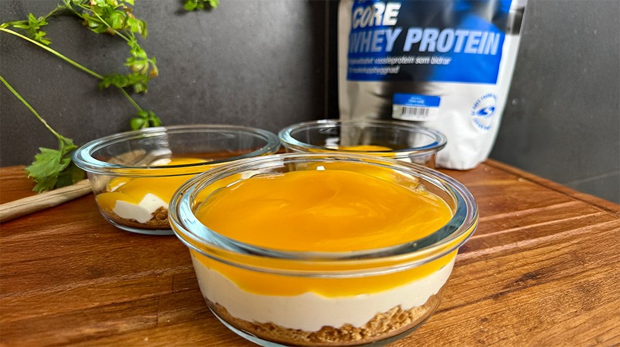 Cheesecake i flere lag h�ldt op i sk�le.