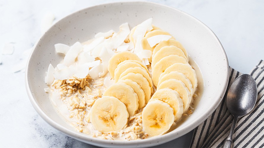 Havregr�d toppet med banan og kokoschips.