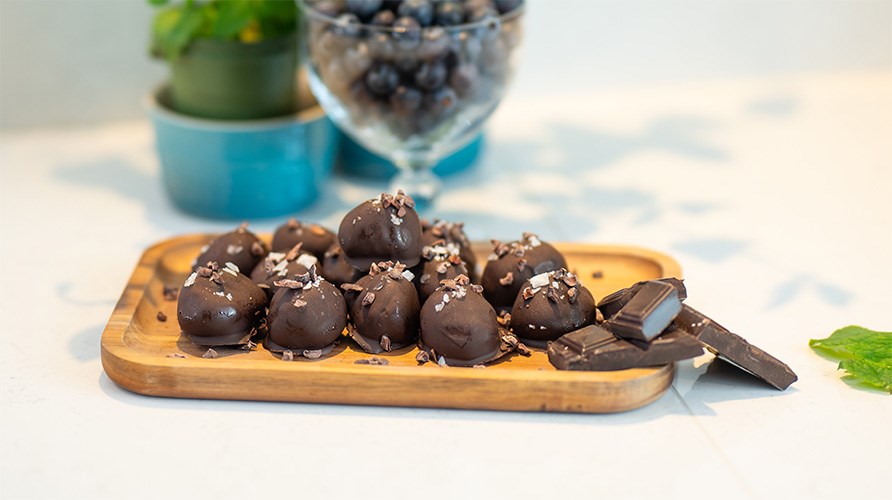 Proteintrfler med smag af chokolade og havsalt p en trbakke