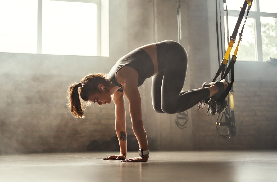 En kvinde t�ner i et tr�ningscenter.