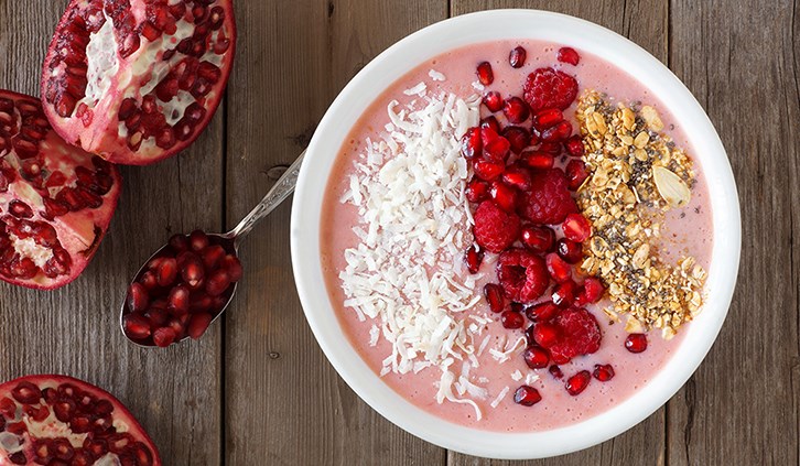 Smoothiebowl med hindbr og granatble.