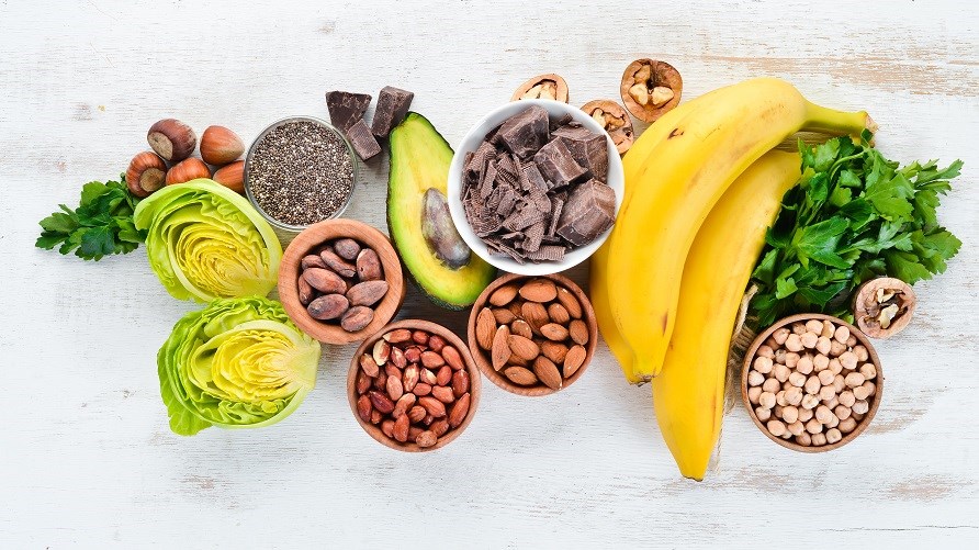 Billede af fdevarer rige p magnesium ssom banan, chokolade og ndder.