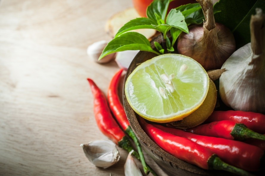 Forskellige ingredienser til at lave egen marinade ligger p et bord.