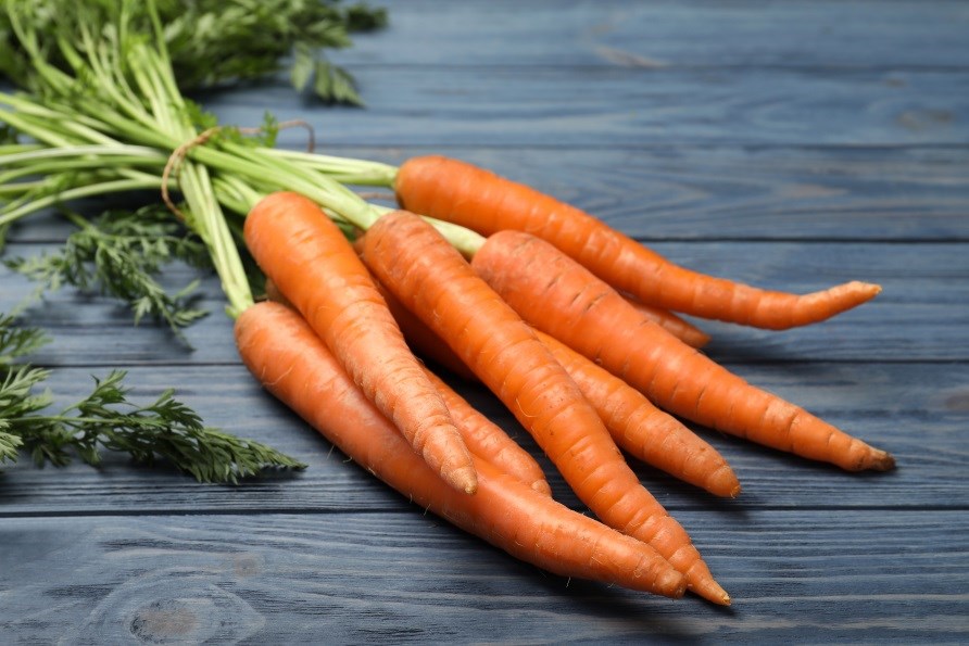 Gulerdder, som er rige p A-vitamin, ligger p et bord.