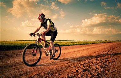 Mand, der cykler p landevej.