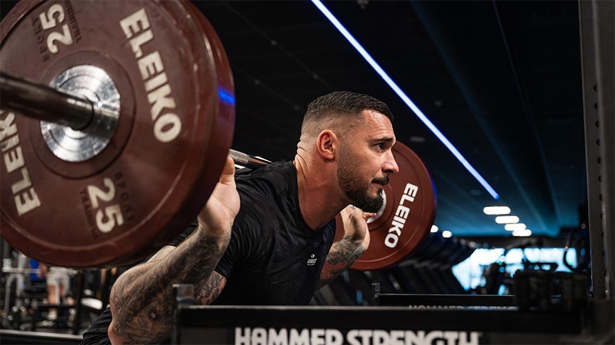 En mand udf�rer tr�nings�velsen squat.