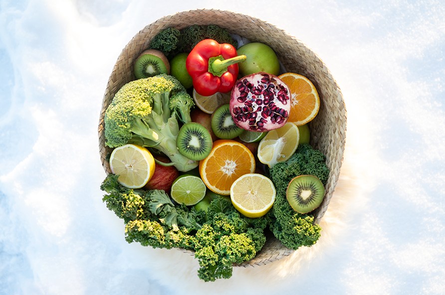 En skål med forskellige frugter med højt C-vitamin indhold. En skål med forskellige frugter med højt C-vitamin indhold.