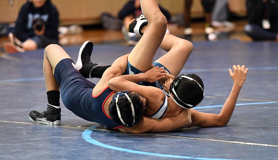 To brydere der ligger p gulvet og er ved at bryde.